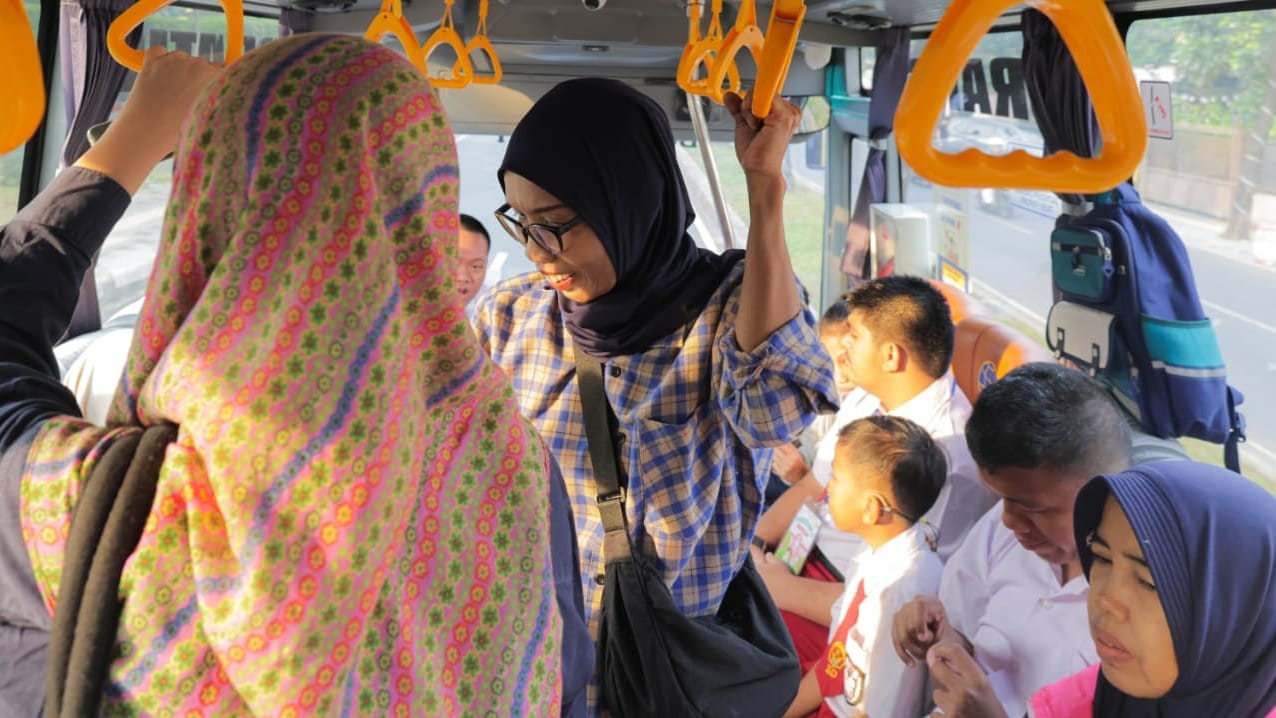 BUS SEKOLAH. Orang tua saat mengantarkan buah hatinya bersekolah menaiki bus sekolah gratis