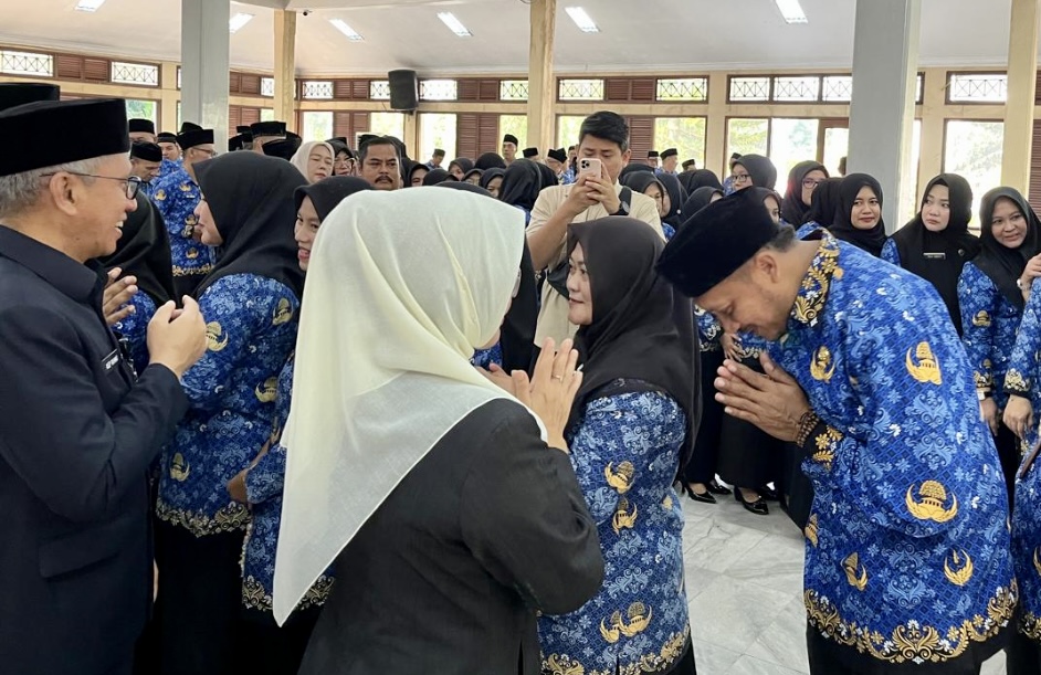BERSALAMAN. Para pejabat yang sudah dilantik, baik sebagai Pejabat Administrator, Pejabat Pengawas, dan Kepala UPT Puskesmas, secara bergantian bersalaman dengan Bupati Pandeglang Raden Dewi Setiani, dan para pejabat lainnya, di Pendopo Negara Bupati Pandeglang, Senin (6/7). (NIPAL SUTIANA/TANGSEL POS)