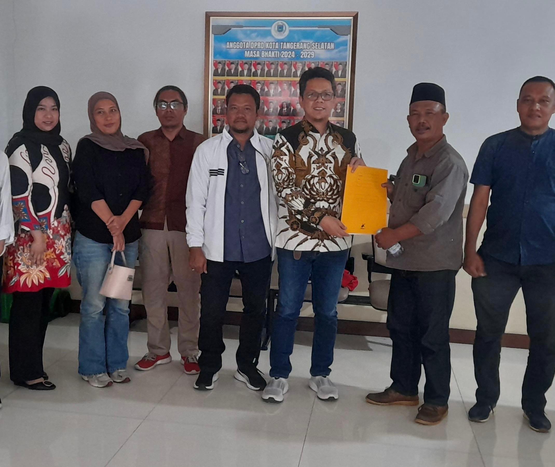 RDP - Komisi II DPRD Kota Tangsel menggelar Rapat Dengar Pendapat (RDP) bersama perwakilan orang tua murid SDN Pakulonan 02, Kelurahan Pakulonan, Kecamatan Serpong Utara, Kamis (23/7).