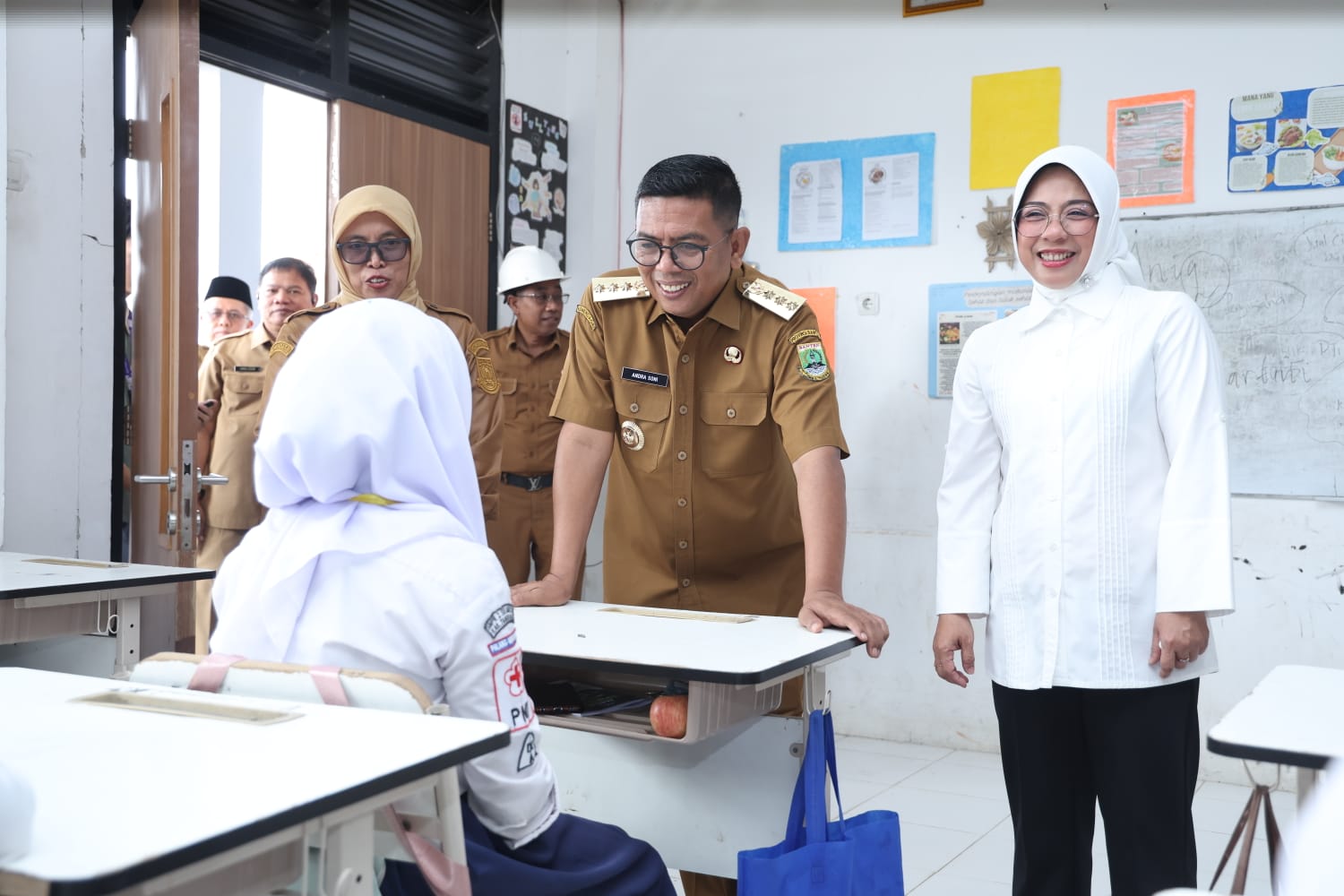 Gubernur Andra Soni saat meninjau progres pembangunan 12 Ruang Kelas Baru (RKB) di SMA Negeri 30 Kabupaten Tangerang, Selasa (14/7/2026). Foto : Humas Pemprov
