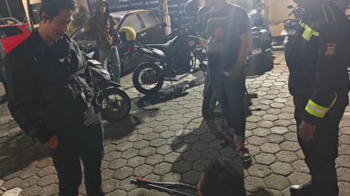 TAWURAN - Polisi berhasil gagalkan aksi tawuran yang terjadi di Pamulang. Sejumlah senjata diamankan.