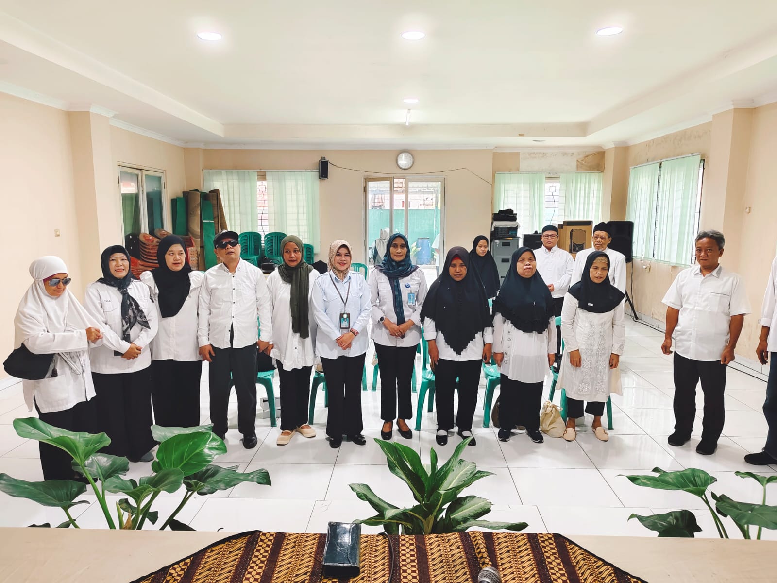 Penyandang disabilitas tunanetra di Kelurahan Cipayung mengikuti pelatihan terapis pijat. (Ist)