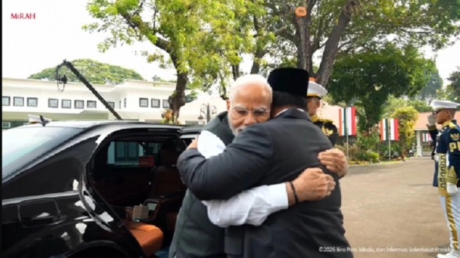 Pelukan Presiden Prabowo sambut kedatangan PM India Narendra Modi. Foto : Ist