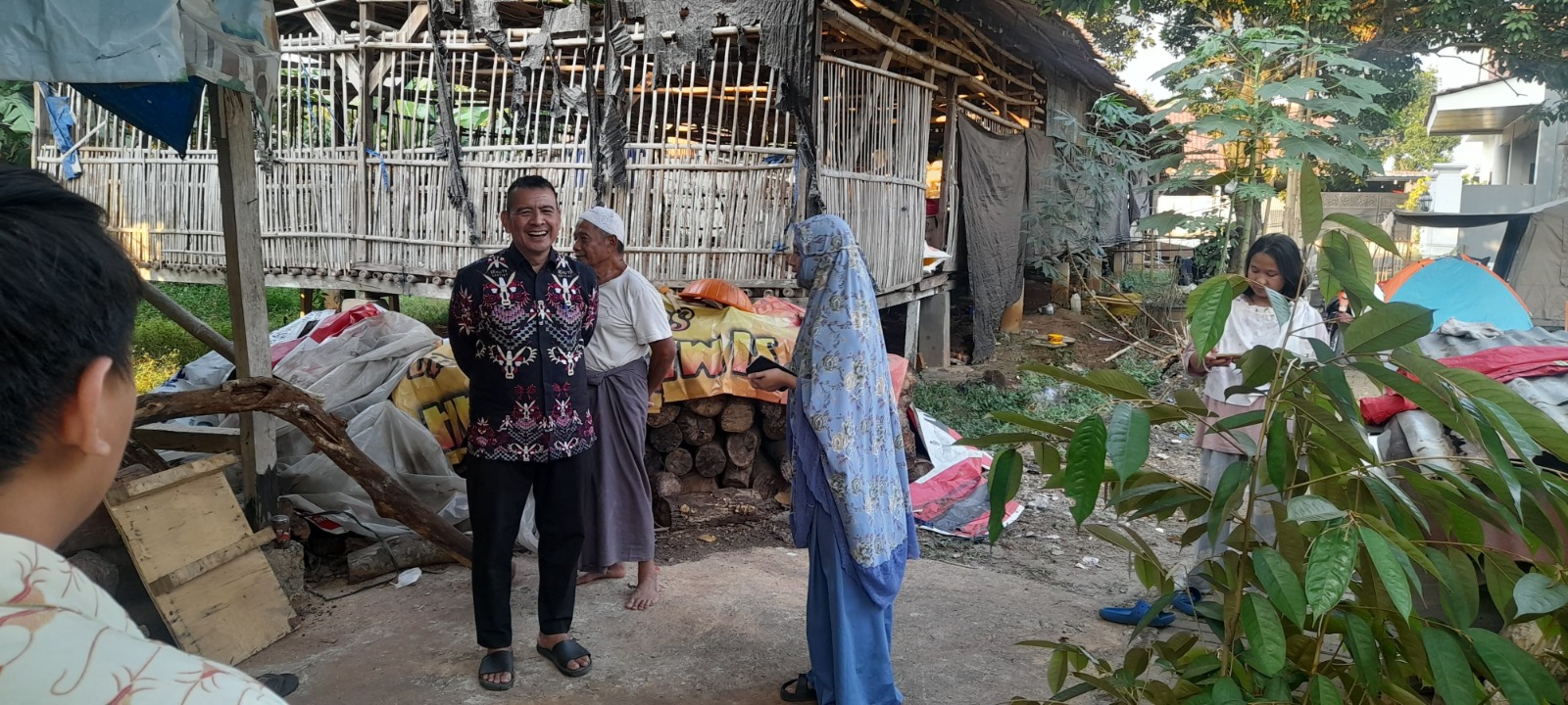 KANDANG AYAM. Camat Ciputat, Mamat saat meninjau langsung lokasi kandang ayam di wilayah Serua, Ciputat.