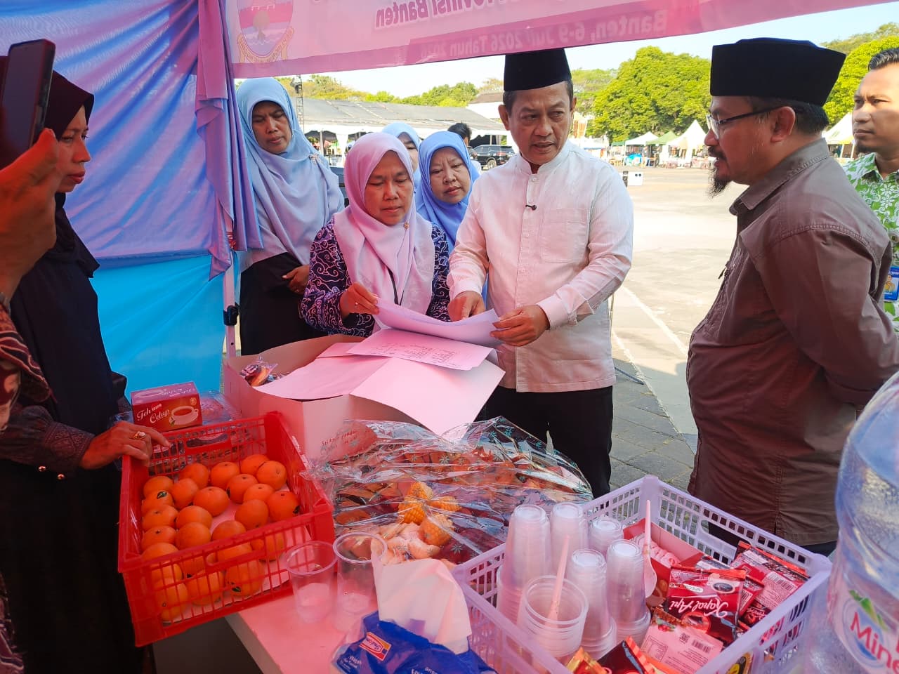 WARUNG AMAL. Wakil Bupati Serang Muhammad Najib Hamas meninjau Warung Amal yang didirikan di arena Musabaqah Tilawatil Quran (MTQ) XXIII Tingkat Provinsi Banten Tahun 2026 di Kawasan Pusat Pemerintahan Provinsi Banten (KP3B) Curug Kota Serang pada Kamis (9/7). HUMAS PEMKAB SERANG