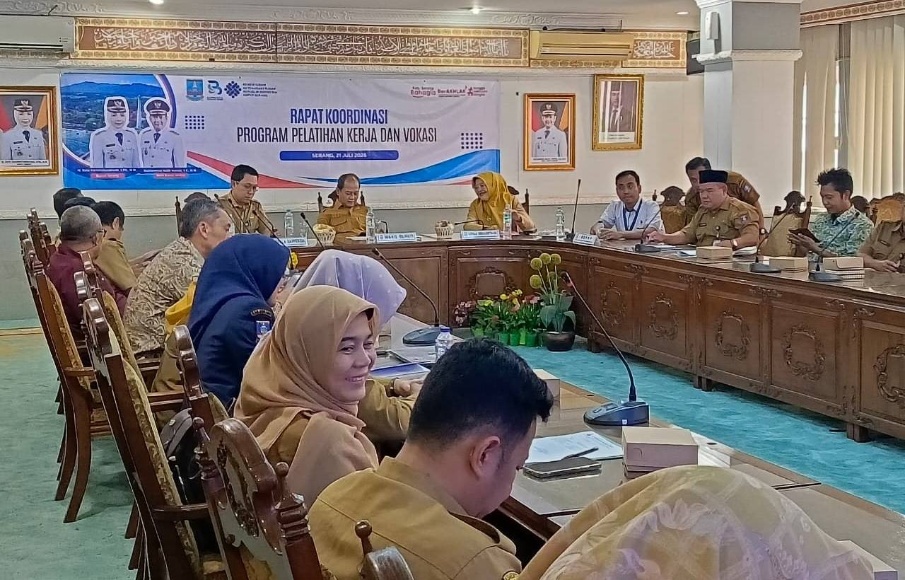 PELATIHAN. Wakil Bupati Serang Muhammad Najib Hamas saat membuka Rapat Koordinasi Pelatihan Tenaga Kerja dan Vokasi bersama Balai Besar Pelatihan Vokasi dan Produktivitas (BBPVP) Serang, di Aula KH Syam’un pada Selasa (21/7). HUMAS PEMKAB SERANG