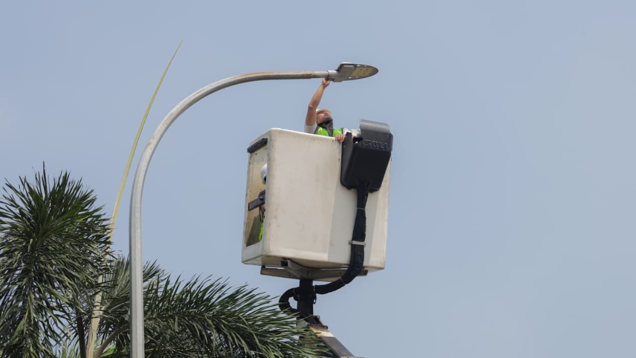 LAMPU PENERANGAN. Petugas saat memperbaiki lampu penerangan jalan .