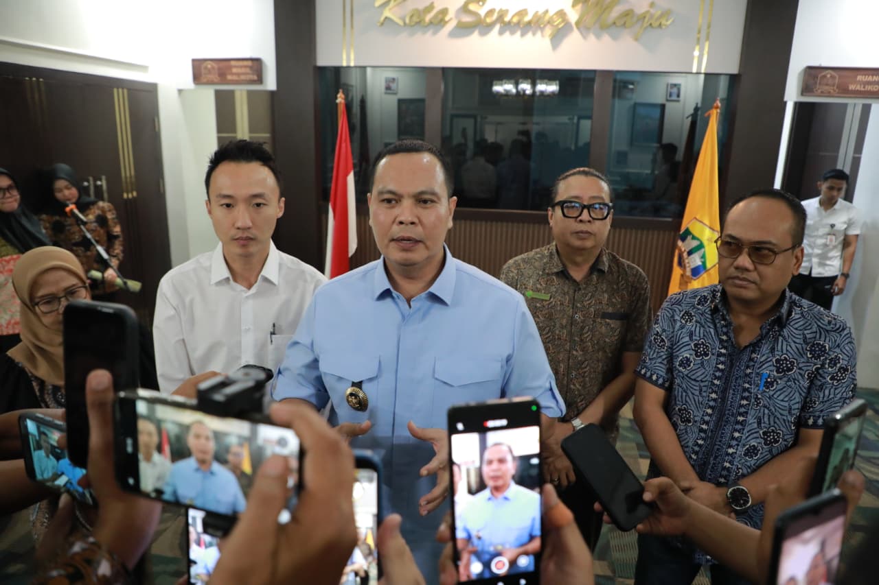 Wali Kota Serang, Budi Rustandi menyampaikan keterangan pers usai menghadiri penandatangan kerja sama antara DPUPR, TJSL, dan PT Agung Perkasa Land, Kamis (23/7/2026).(Istimewa)
