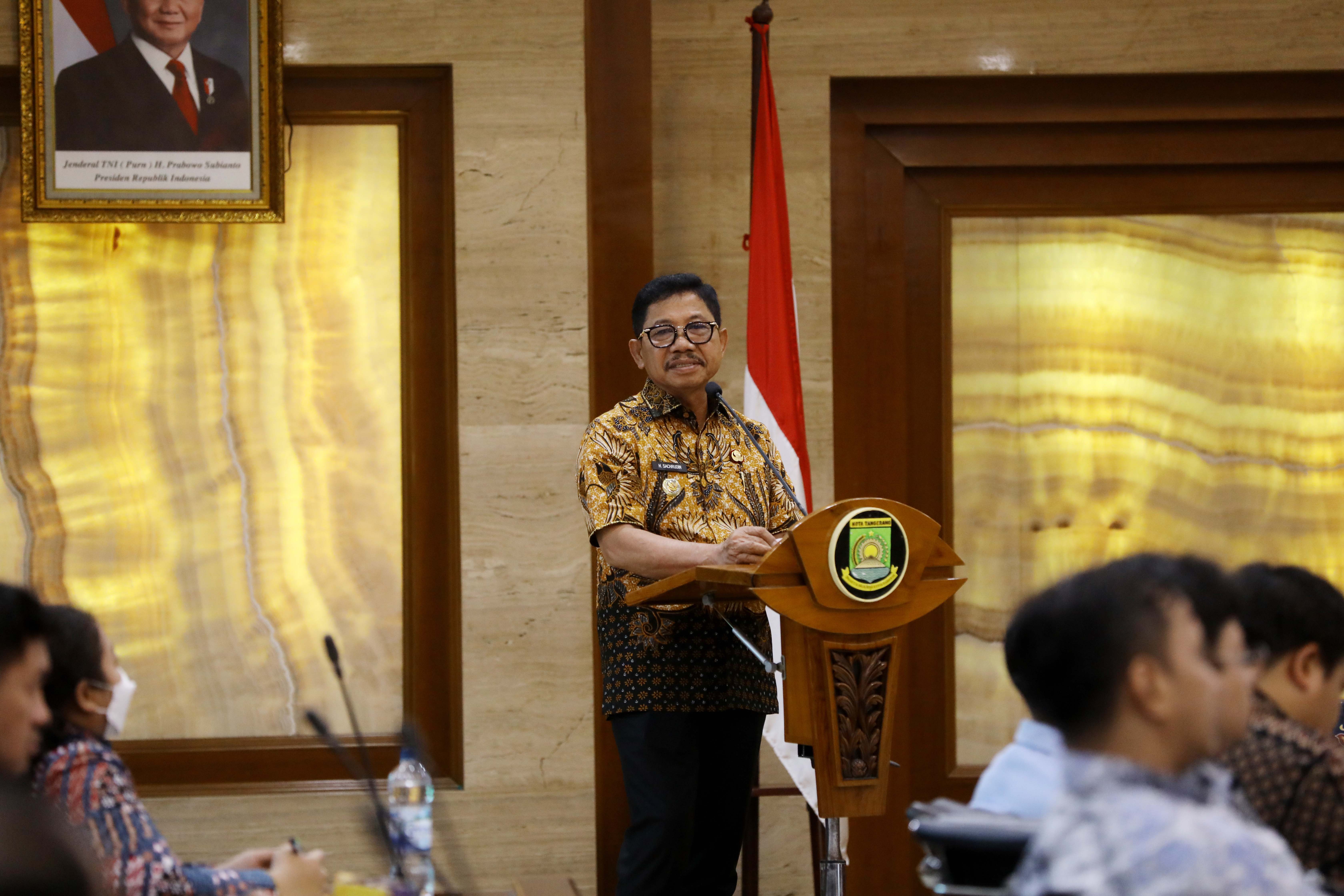 SAMBUTAN: Wali kota Tangerang saat menyampaikan sambutan pada kegiatan sosialisasi PBG dan SLF. ISTIMEWA