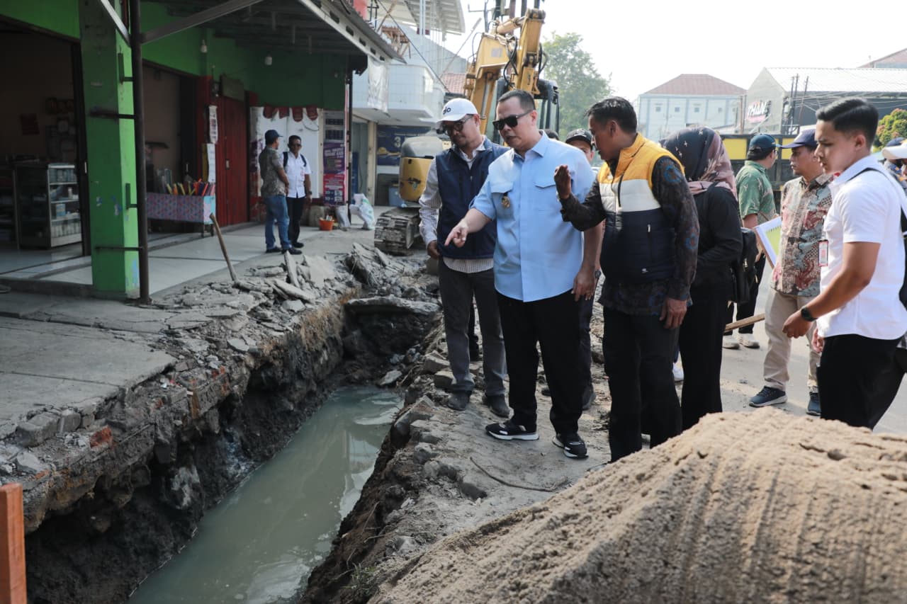 Wali Kota Serang, Budi Rustandi, saat meninjau pembangunan drainase di Jalan Sama'un Bakrie, Kamis (23/7/2026).(Istimewa)