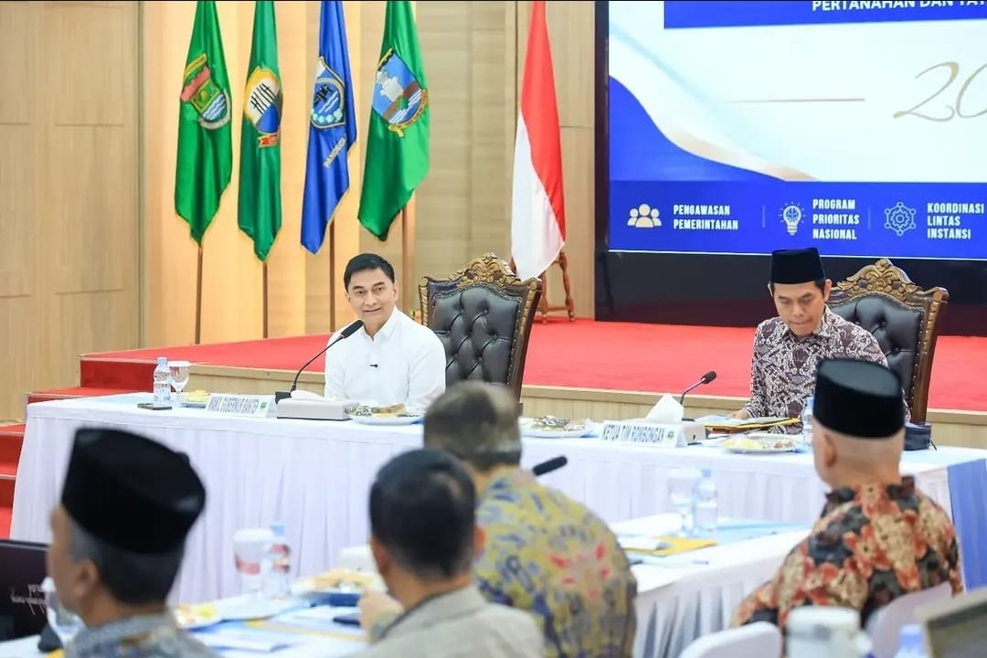 KUNJUNGAN DPR. Wakil Gubernur Banten A. Dimyati Natakusumah saat menerima kunjungan spesifik Komisi II DPR RI dalam rangka pengawasan terhadap pelaksanaan program prioritas nasional, pertanahan, dan tata ruang di Provinsi Banten, pada Rabu (8/7). BIRO ADPIM PEMPROV BANTEN