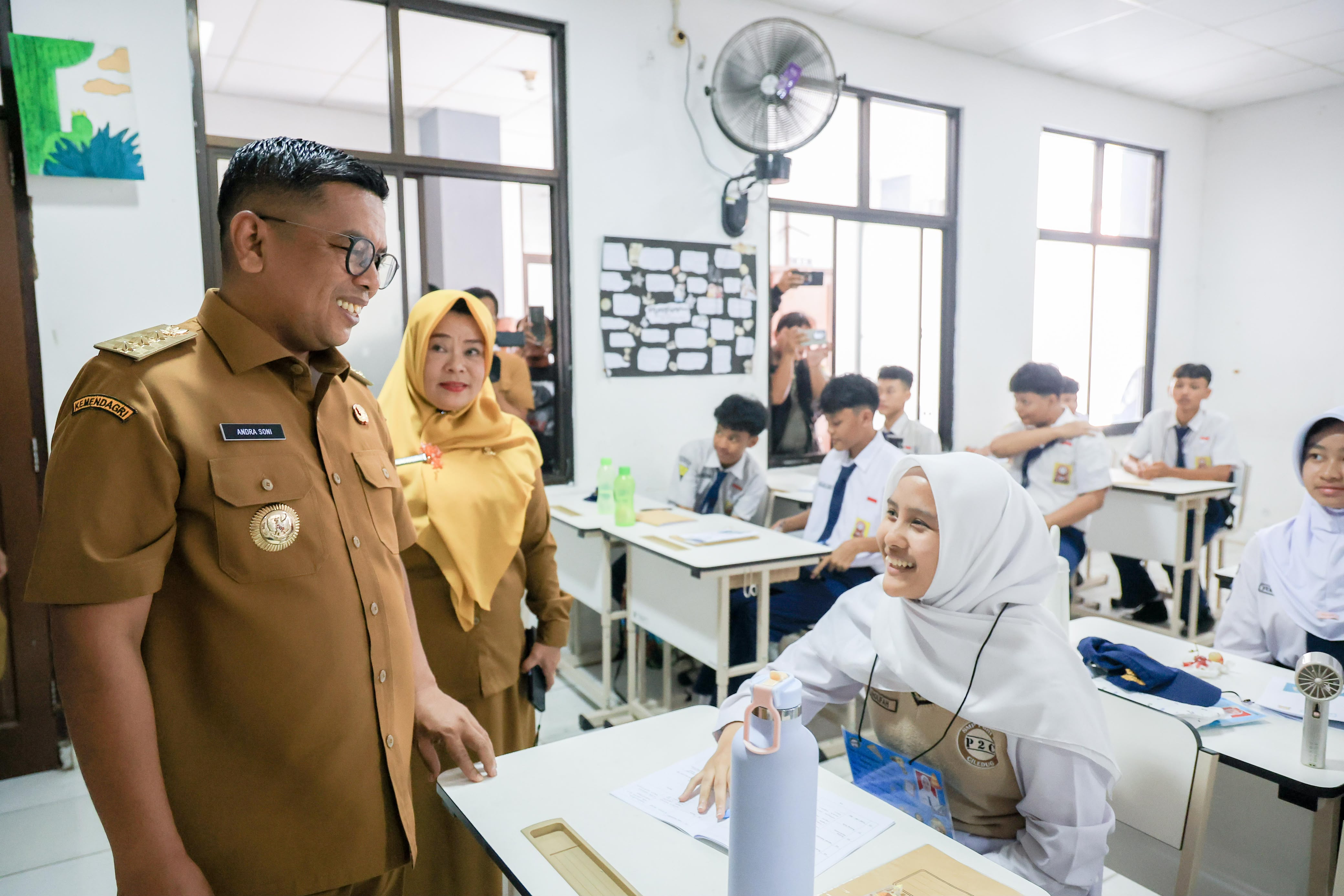 PELAKSANAAN MPLS. Gubernur Banten Andra Soni saat meninjau pelaksanaan Masa Pengenalan Lingkungan Sekolah (MPLS) di SMKN 12 Kota Tangerang, Jl. Alun-alun Ciledug, Kelurahan Paninggilan Utara, Kota Tangerang, Senin (13/7). BIRO ADPIM PEMPROV BANTEN