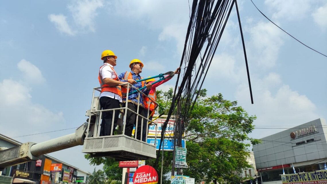 Penertiban kabel di Jalan Patah. Foto : Ist