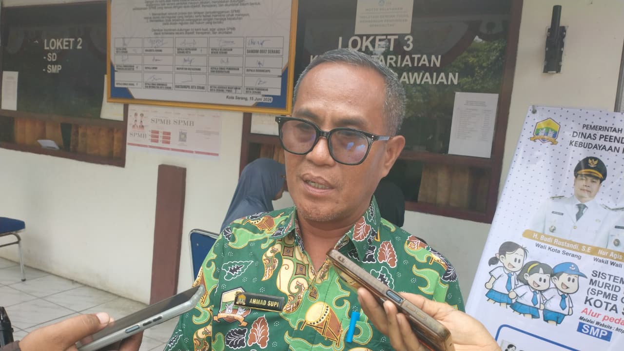POSKO PENGADUAN. Kabid SMP Dinas Pendidikan Kota Serang, Ahmad Supi, saat ditemui di Posko Pengaduan SPMB, Kamis (2/7). Sejauh ini pengaduan didominasi titik koordinat. BNN