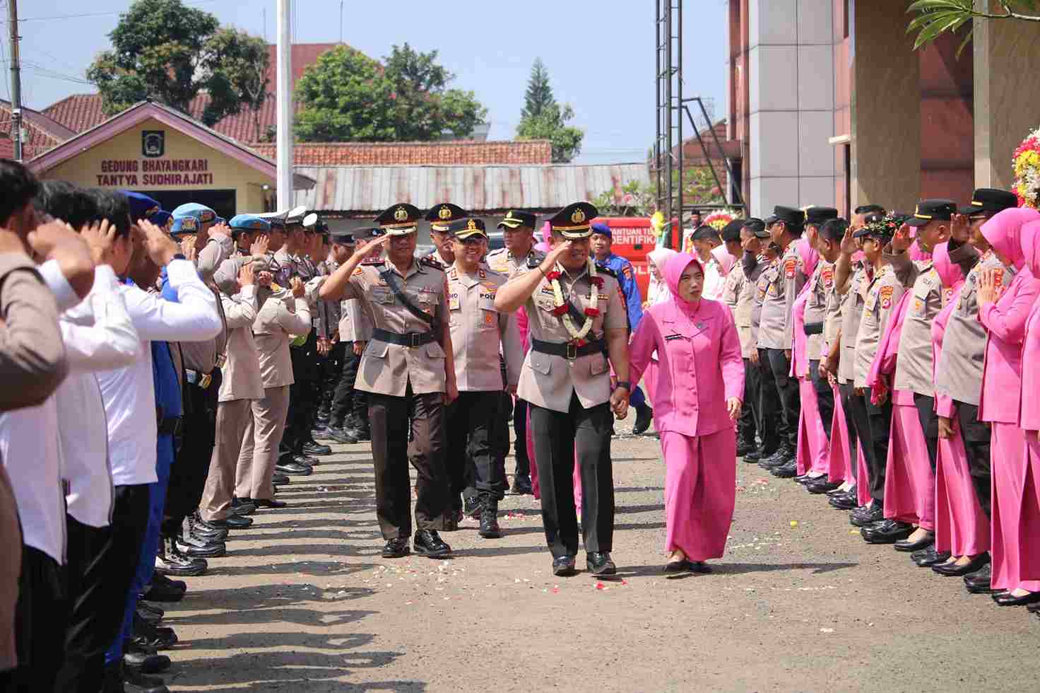 PENGHORMATAN TERAKHIR. Mantan Wakapolres Pandeglang Kompol Asep Jamaludin didampingi istri, Kapolres dan jajaran lainnya, sedang memberikan penghormatan terakhir sambil melangkahkan kaki meninggalkan Mapolres Pandeglang, Kamis (9/7). (DOK. HUMAS POLRES PANDEGLANG)