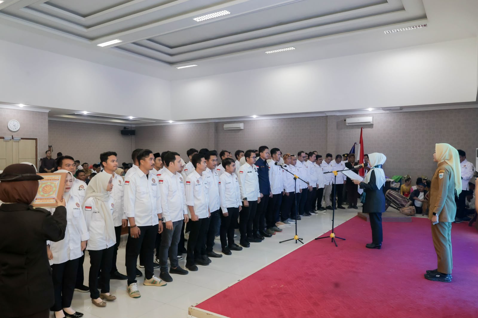 MELANTIK. Bupati Pandeglang Raden Dewi Setiani sedang melantik Pengurus Karang Taruna Kabupaten Pandeglang masa bakti 2025-2030, di Oproom Sekretariat Daerah (Setda) Pandeglang, Senin (20/1). (ISTIMEWA)