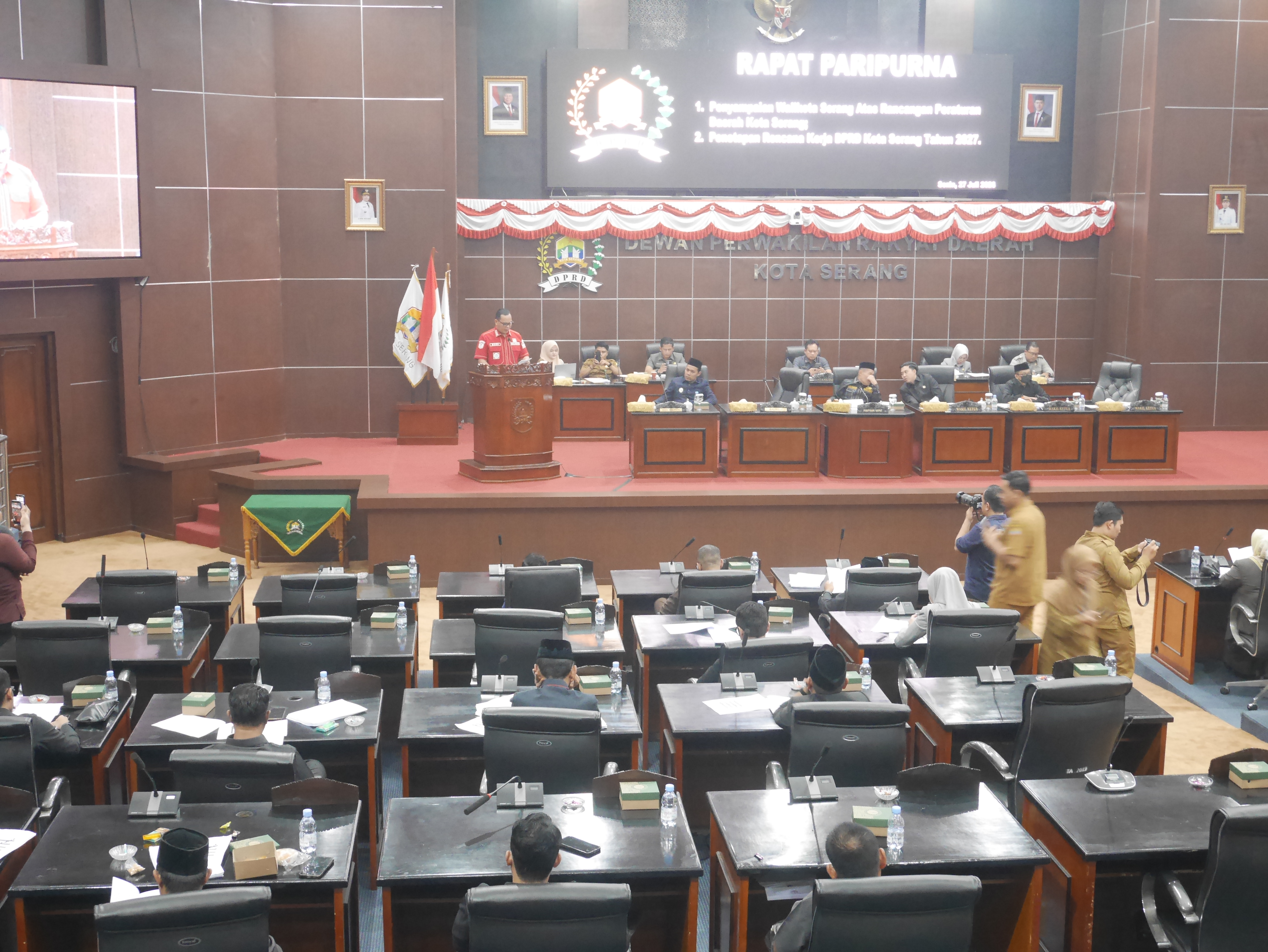 Wali Kota Serang, Budi Rustandi menyampaikan usul dua raperda dalam rapat paripurna di Gedung DPRD Kota Serang, Senin (27/7/2026).(Ari Supriadi-tangselpos.id)