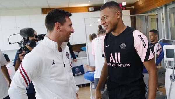 Dua pesepakbola dunia Lionel Messi dan Mbappe. Foto : Ist