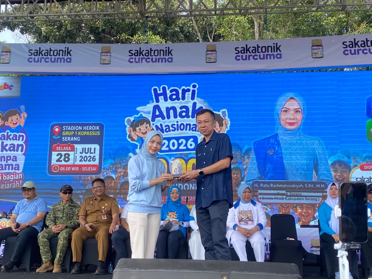 Group Head of Marketing and Consumer Insights Kalbe Consumer Health, Irwan Wijaya menyerahkan cinderamata kepada Bupati Serang, Ratu Rachmatuzakiyah, Selasa (28/7/2026).(Istimewa)