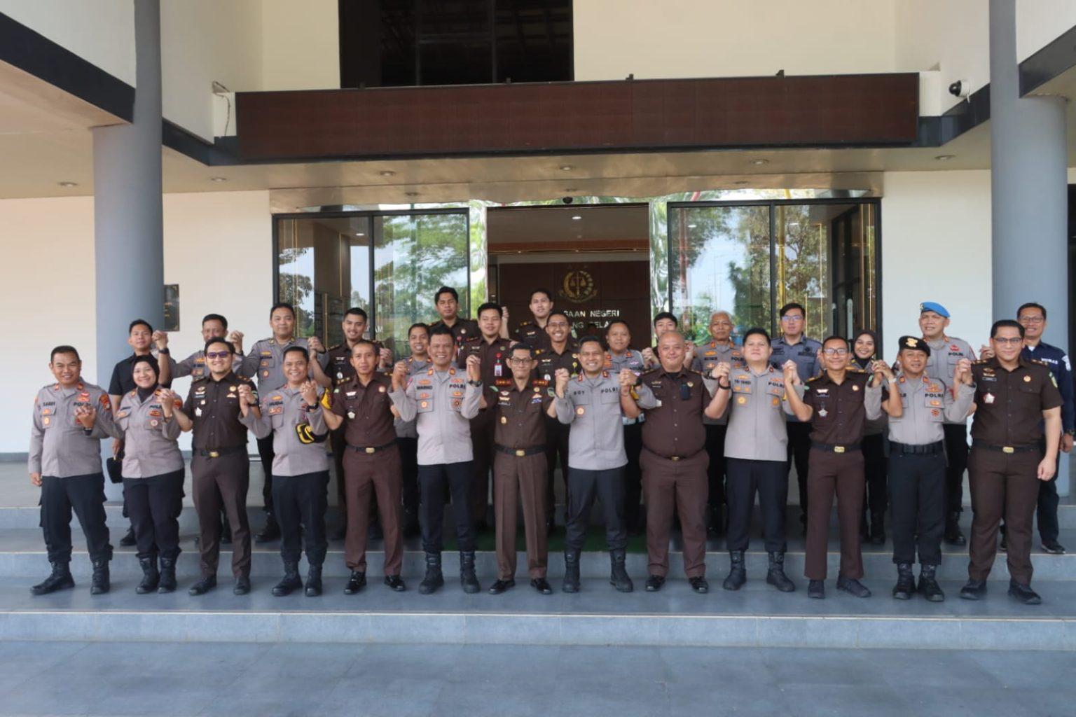 PERKUAT SINERGI - Jajaran Polres Tangsel mengunjungi Kejaksaan Negeri Kota Tangsel untuk perkuat sinergi di bidang hukum.