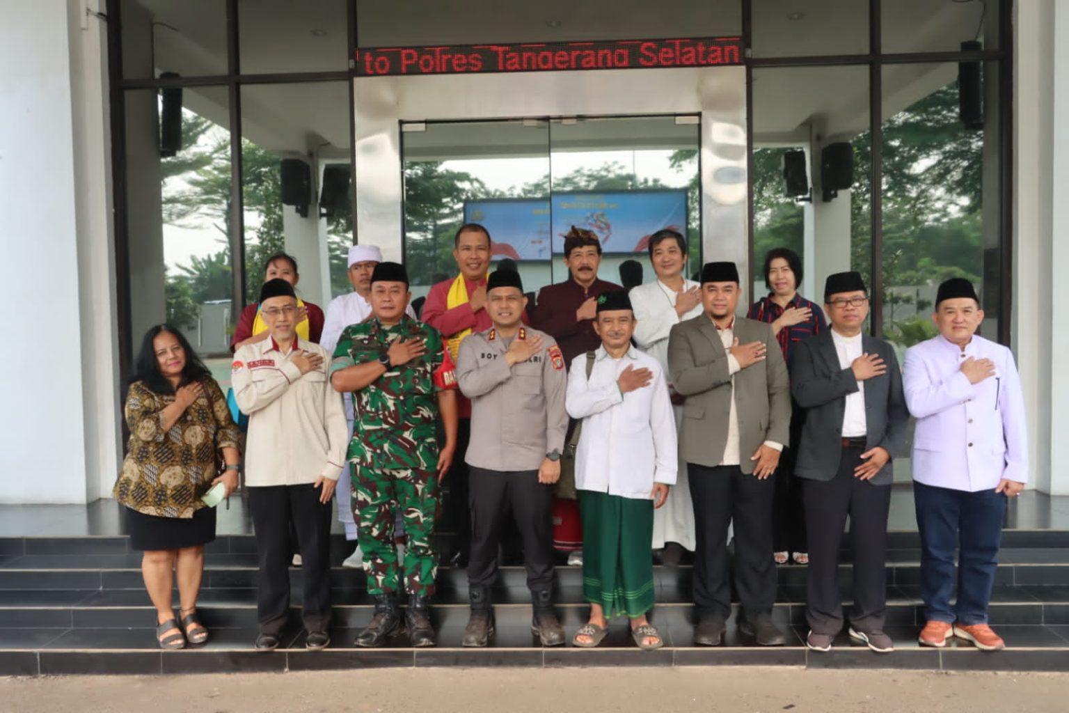 Polres Tangsel menggelar kegiatan Doa Lintas Agama yang diikuti secara daring dari Aula Guyub Lantai 4 Polres Tangsel, Rabu (1/7).