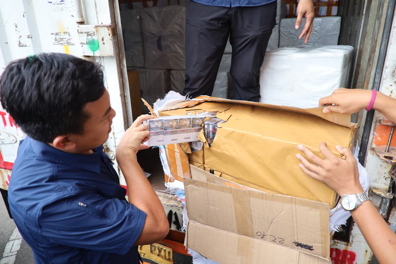 Petugas polisi mengamankan 44.500 bungkus rokok ilegal dari tiga pelaku.(Istimewa)