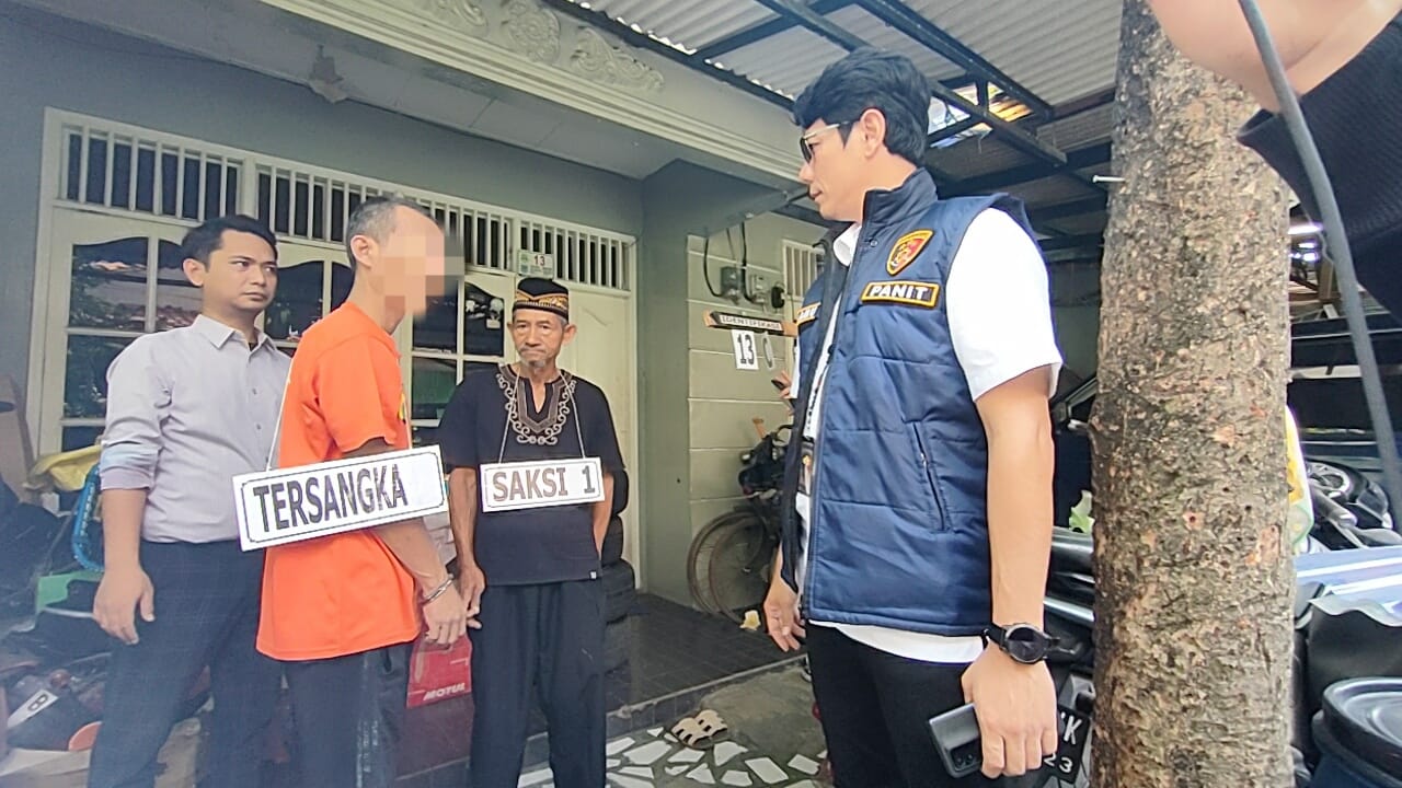 REKONTRUKSI - Polsek Pamulang gelar Rekontruksi kasus pembunuhan yang terjadi di Pamulang.