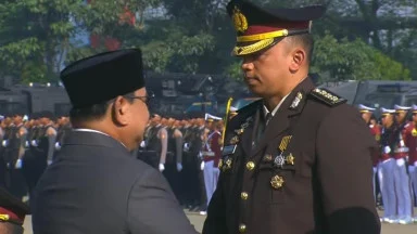 Presiden Prabowo saat menganugerahkan tanda jada kepada salah satu penerima di Uparaca HUT POLRI ke 80. Foto : Isr
