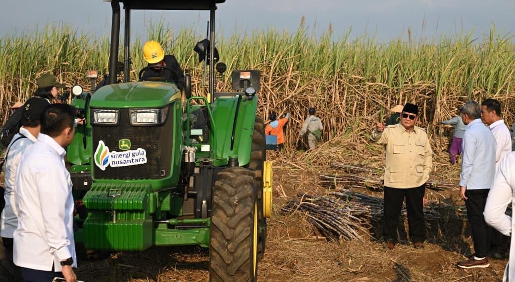 Presiden Prabowo saay panen raya tebu di Malang. Foto : Ist