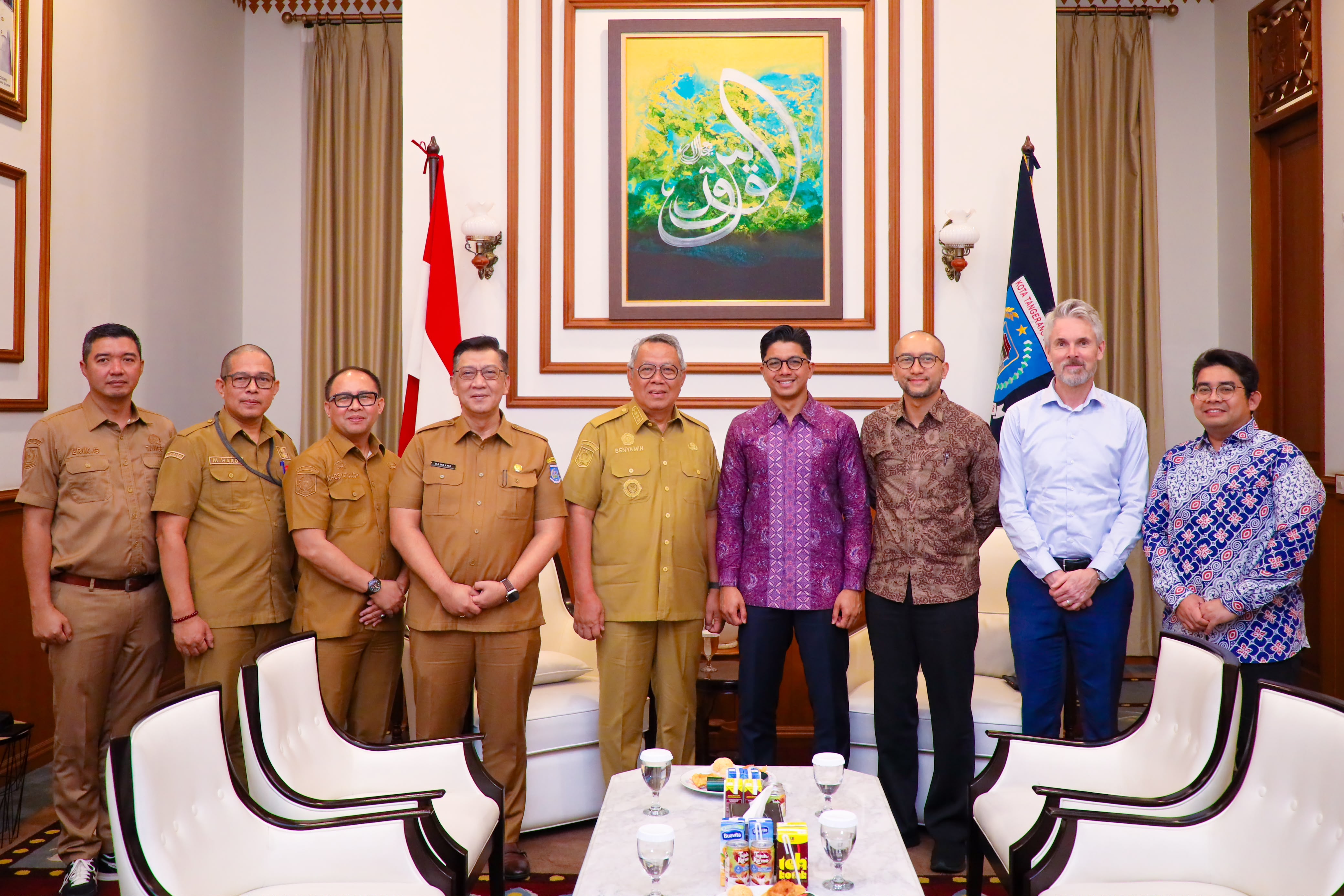 PSEL TANGSEL. Wali Kota Tangsel, Benyamin Davnie saat menyambut kedatangan Danantara di rumah dinasnya.