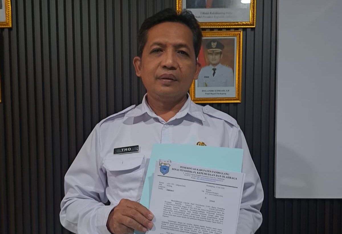 SURAT TEGURAN. Kepala Disdikpora Pandeglang, Sutoto, sedang menunjukan surat panggilan kepada para pengusaha nakal yang belum mengembalikan kelebihan pembayaran ke Kas Daerah, di lingkungan Kantor Disdikpora Pandeglang, beberapa waktu lalu. (ISTIMEWA)