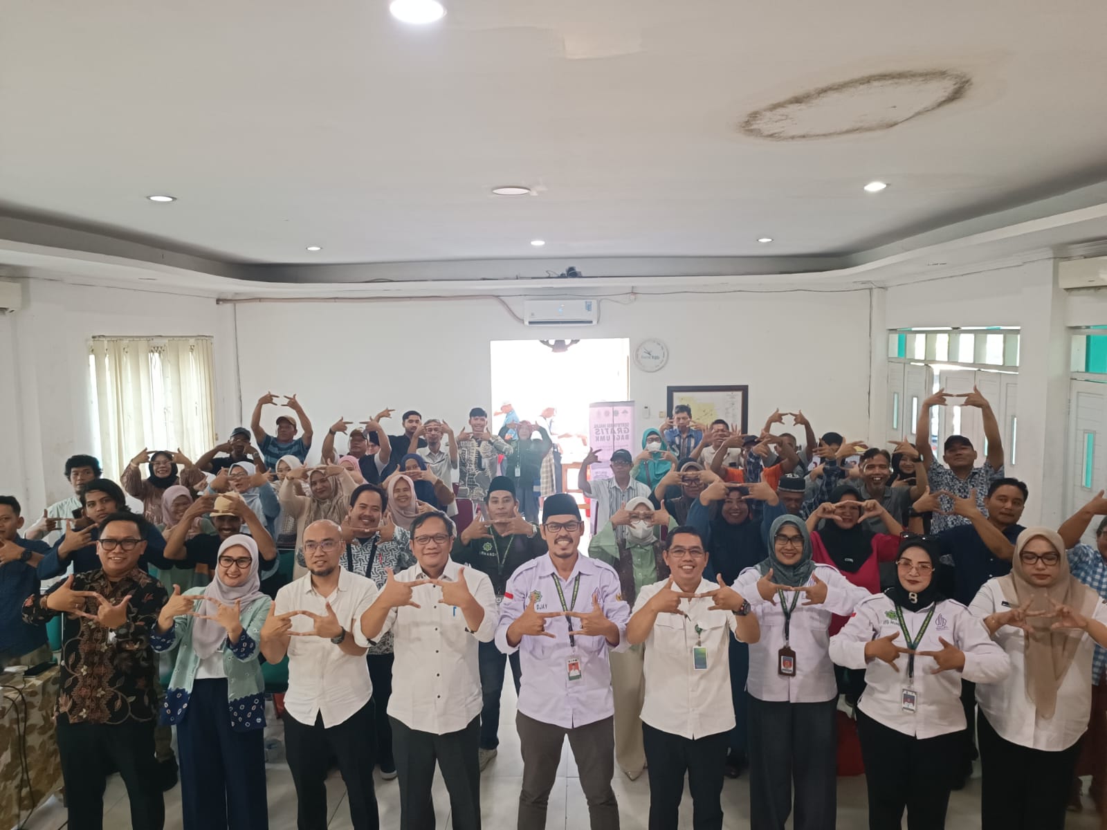 SERTIFIKASI HALAL. Dinas Koperasi dan UMKM Kota Tangsel saat menggelar sosialisasi sertifikasi halal kepada 50 pelaku usaha di Rawa Buntu.