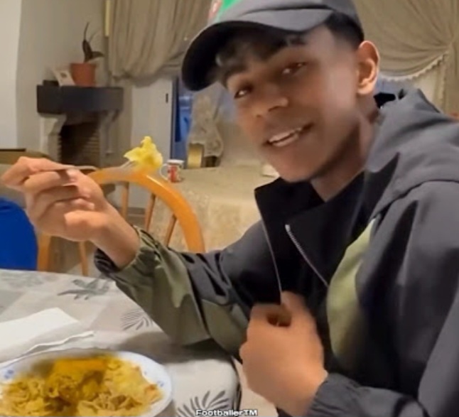 Lamine Yamal dan makanan favoritnya. Foto : Ist