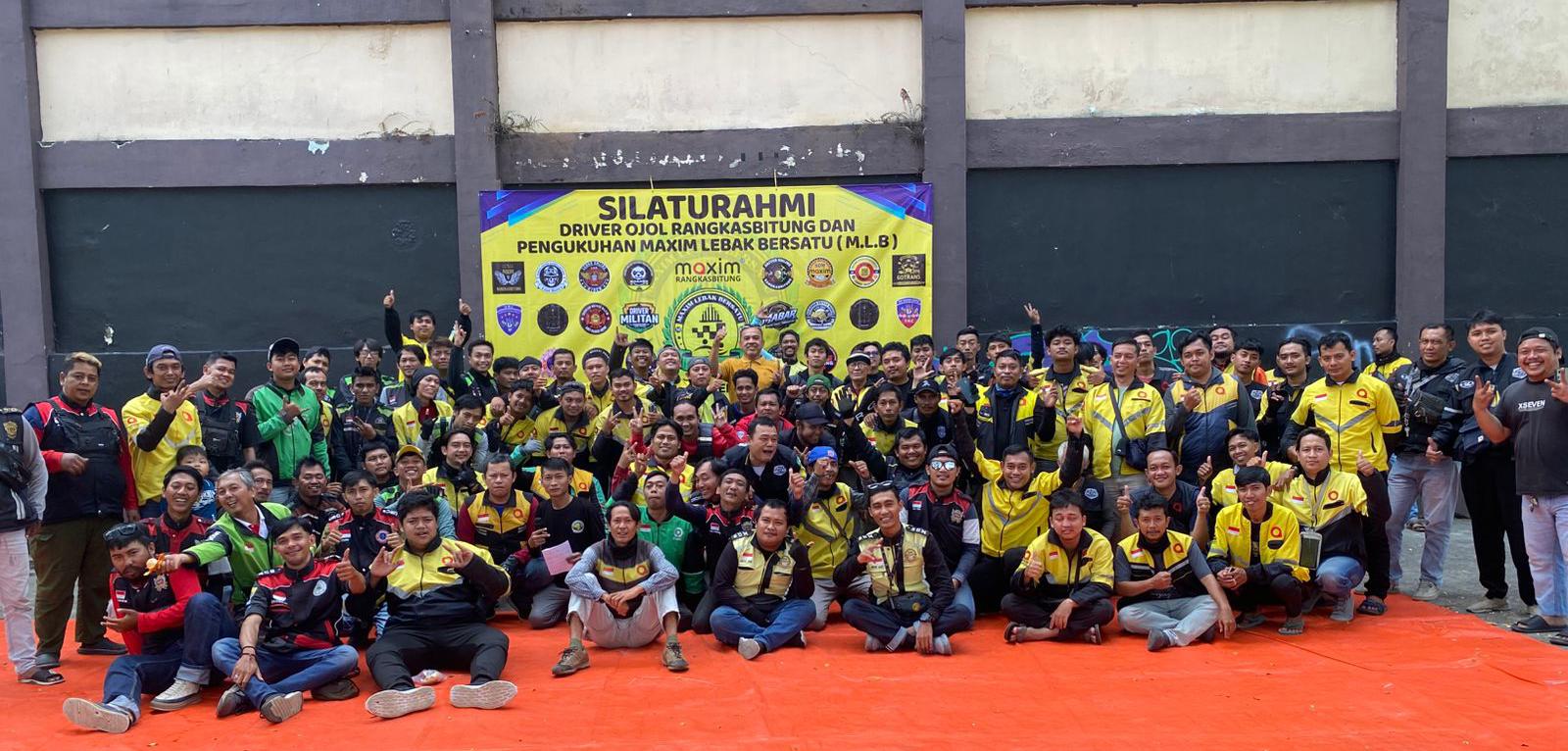 Driver Maxim yang tergabung dalam MLB berpose, di sela-sela Silaturahmi dan Deklarasi Maxim Lebak Bersatu (MLB), di GOR Ona Rangkasbitung, Kabupaten Lebak, Minggu (5/7/2026).(Istimewa)