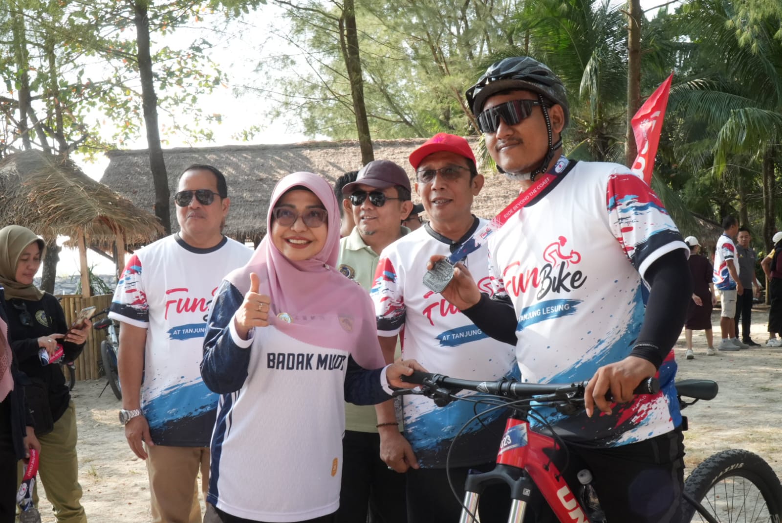 Bupati Pandeglang, Raden Dewi Setiani foto bersama dengan peserta Fun Bike Tanjunglesung, Minggu (26/7/2026).(Istimewa)
