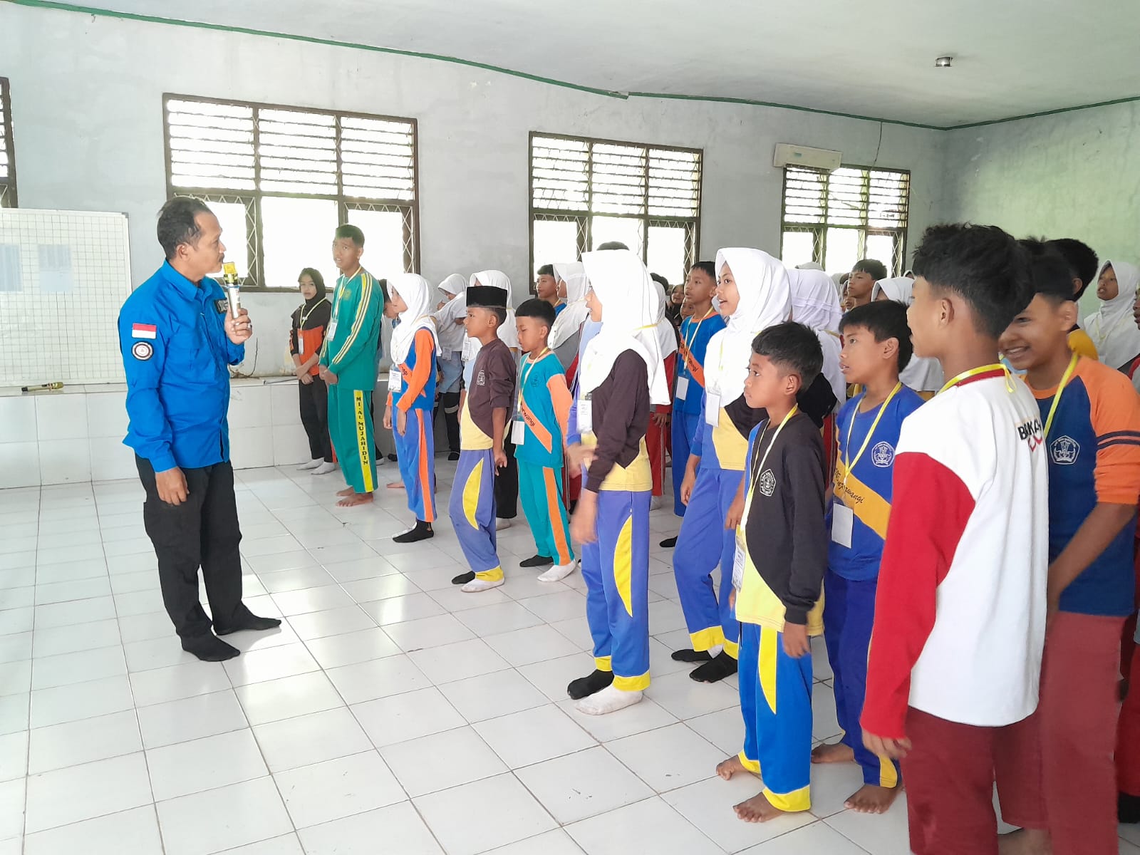 BERI MATERI. Ketua Forum KSB Banten, Beni Madsira, sedang memberikan materi kaitan mitigasi bencana kepada para pelajar yang sedang mengikuti MPLS di SMP Negeri 2 Pulosari, Kabupaten Pandeglang, Selasa (14/7). (ISTIMEWA)