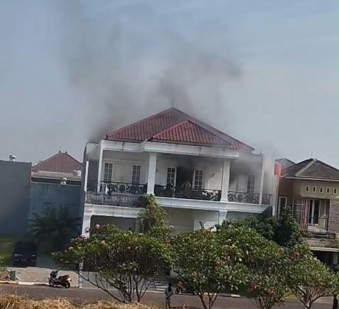 TERBAKAR: Kondisi rumah mewah di kawasan Modernland nampak diselimuti asap, kemarin. ISTIMEWA