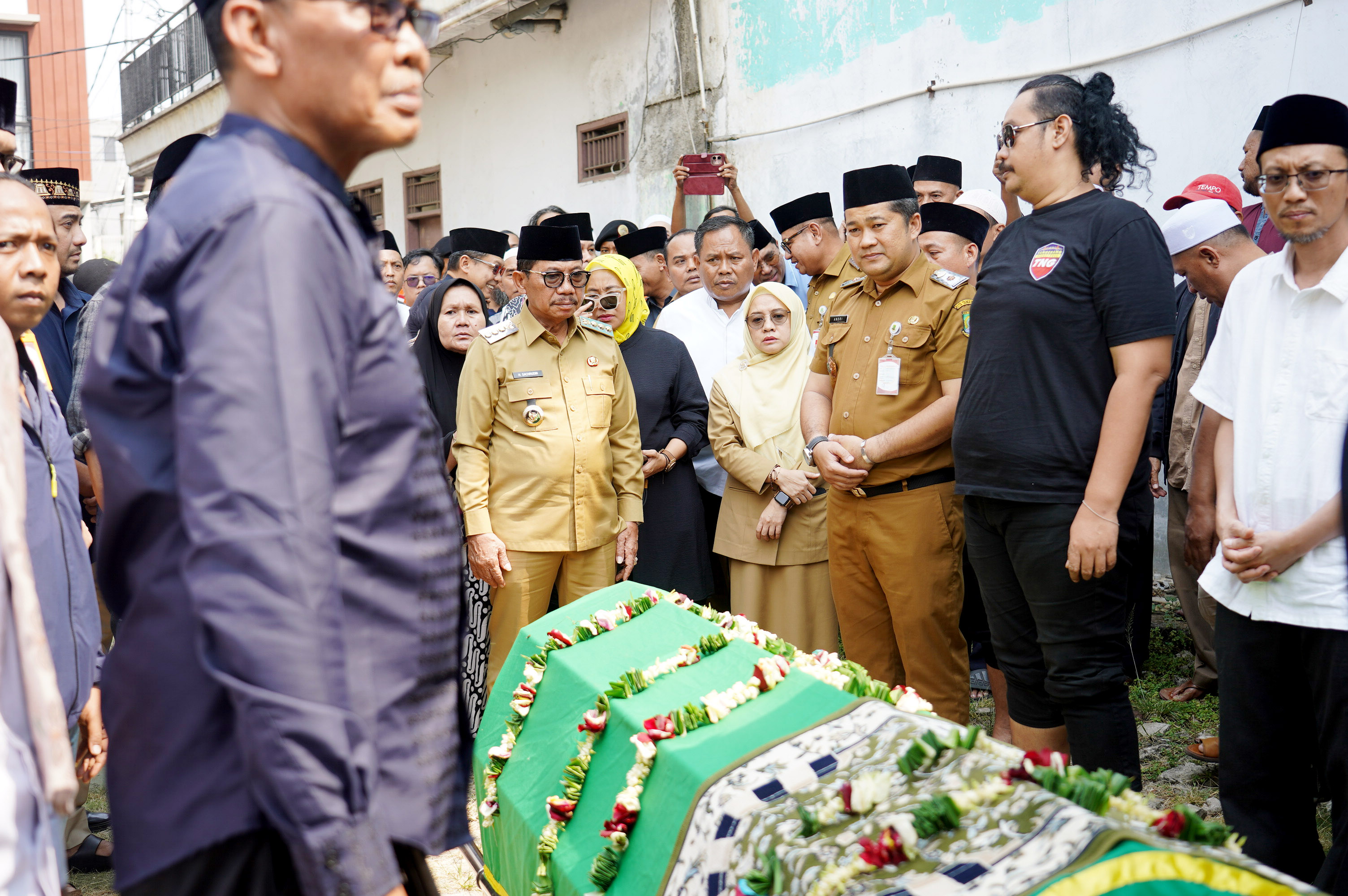 PEMAKAMAN RUSDI ALAM: Wakil Ketua 1 DPRD Kota Tangerang Andri S Permana (kaos hitam) saat mengikuti prosesi pemakaman Ketua DPRD Kota Tangerang bersama Wali kota Tangerang. ISTIMEWA