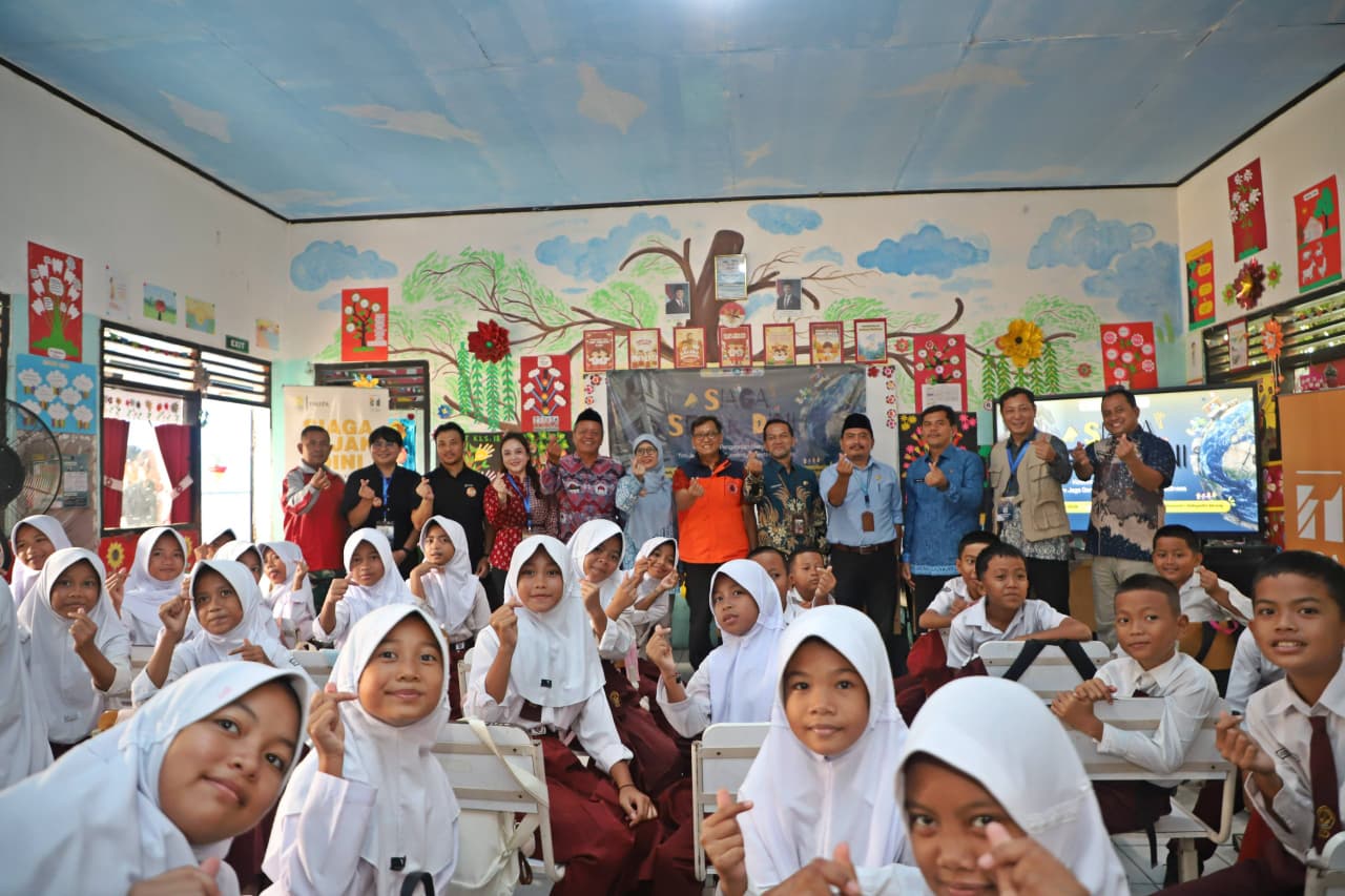 FOTO BERSAMA. Siswa-siswi SDN Pasauran 1 Kecamatan Cinangka, Kabupaten Serang foto bersama usai menerima hibah alat sistem peringatan dini gempa bumi secara simbolis, dari Fakultas MIPA UI dan PT TOA, Kamis (30/7). HUMAS PEMKAB SERANG