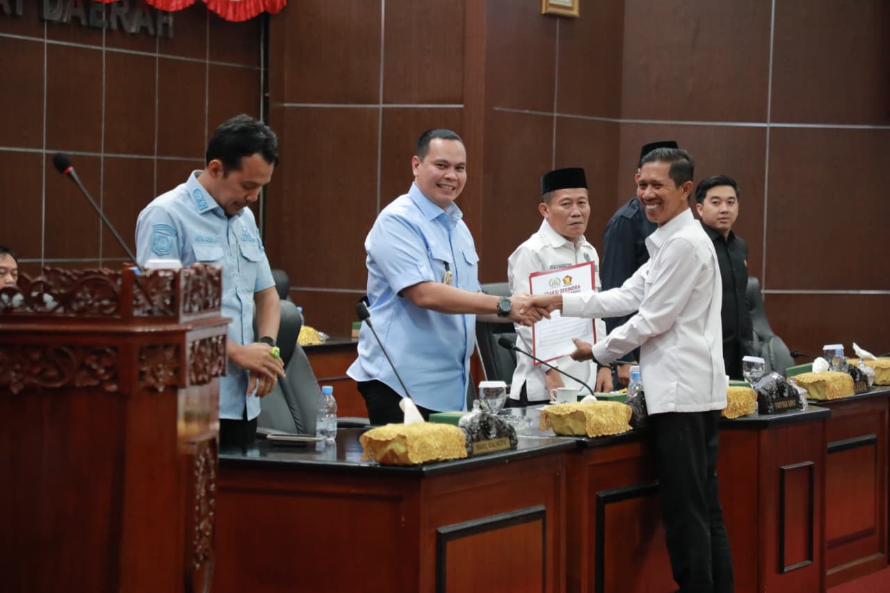 Jubir Fraksi Gerindra, Saifulloh menyerahkan pandangan umum fraksi kepada Wali Kota Serang, Budi Rustandi, dalam rapat paripurna di Gedung DPRD Kota Serang, Rabu (29/7/2026).(Istimewa)