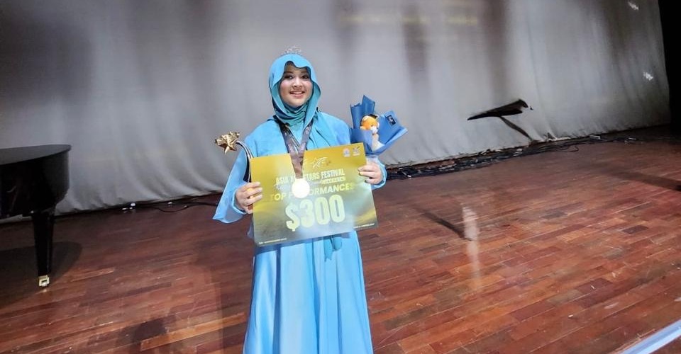 PENYANYI CILIK. Nadhira Lathifa Adzkiya, Siswi GIS 2 Serpong berhasil meraih Gold Award di ajang Asia All Stars Festival 2026.