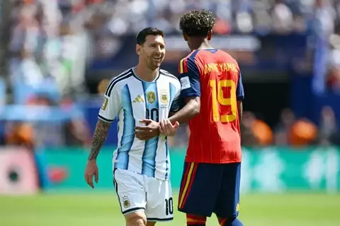 Bintang Spanyol Yamal dan bintang Argentina Messi. Foto : Ist