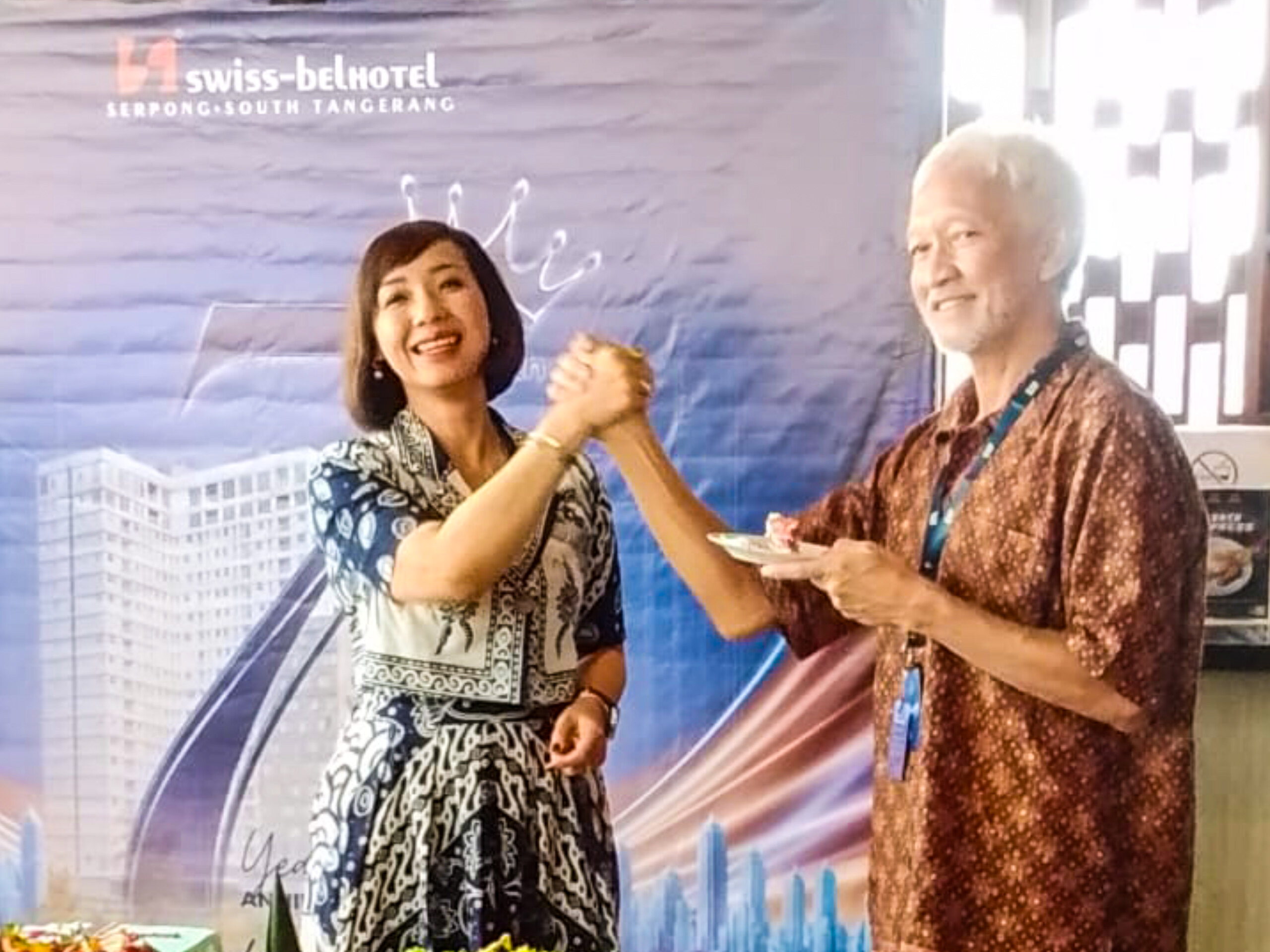 (Ki-ka) General Manager Swiss-Belhotel Serpong, Ria Andrinie,Ronaldo Maukar, bersama COO KSO Merdeka Ronov Indonesia, saat prosesi perayaan Hari Ulang Tahun (HUT) ke-7 Swiss-Belhotel Serpong bertema “Road to Victory”, Rabu (16/7/2025). (tangselpos.id/lim)