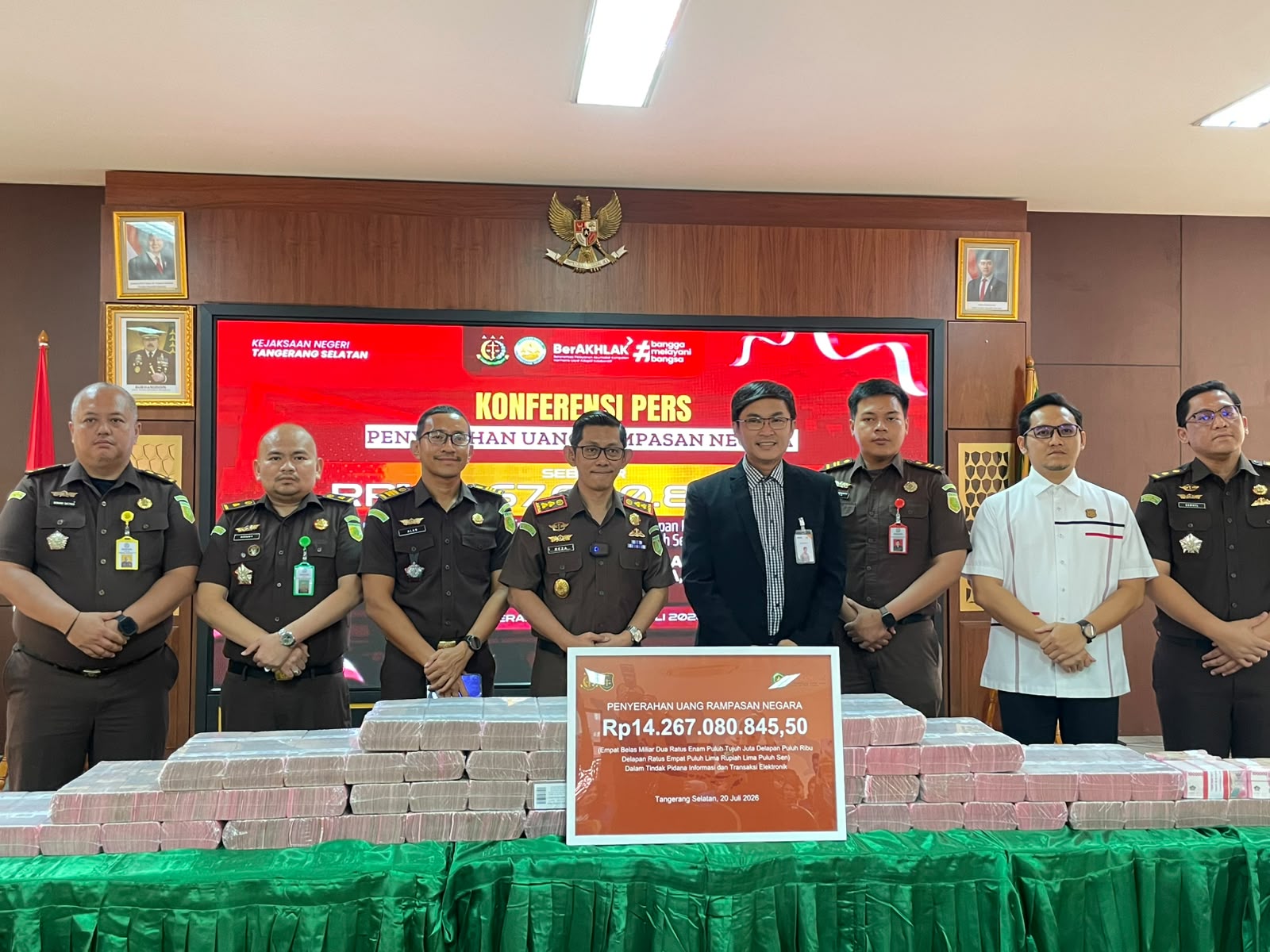 BARANG BUKTI - Kejari Kota Tangsel akan serahkan uang hasil kasus pelanggaran Pinjol. Uang tersebut akan diserahkan ke negara.