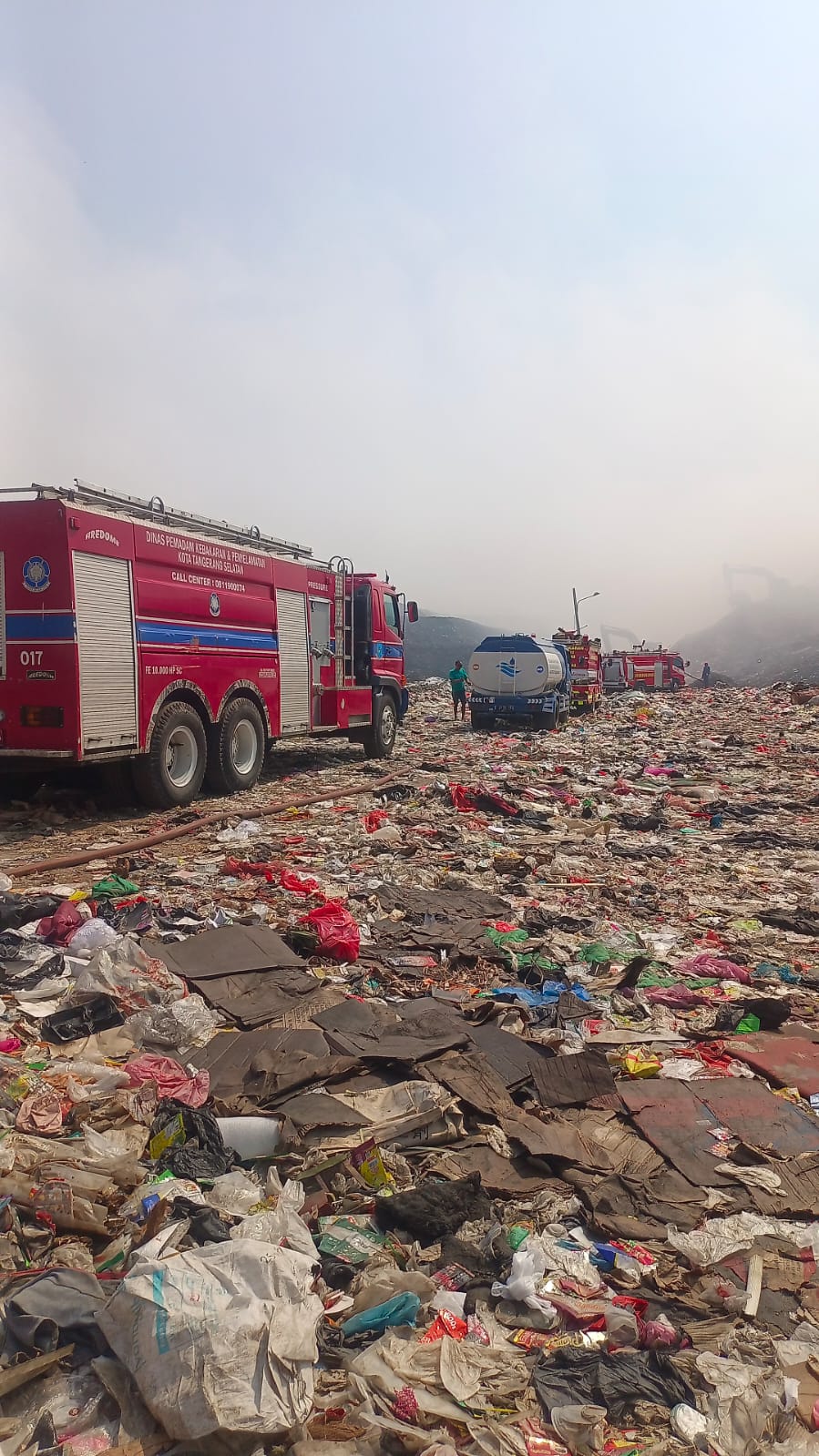 ARMADA DAMKAR. Armada Damkar Tangsel saat bertugas menangani kebakaran di TPA Jatiwaringin.