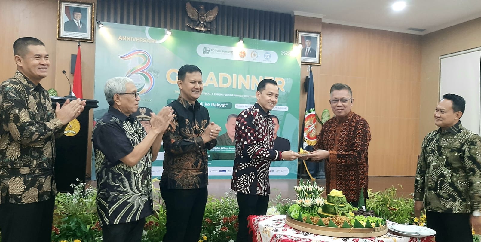 Ketua Umum Forum Pimred Multimedia Nasional Bernadus Lumi saat menyerahkan potongan tumpeng kepada Anggota DPD RI asal DIY Syaugi Soeratno . Foto : Irawan