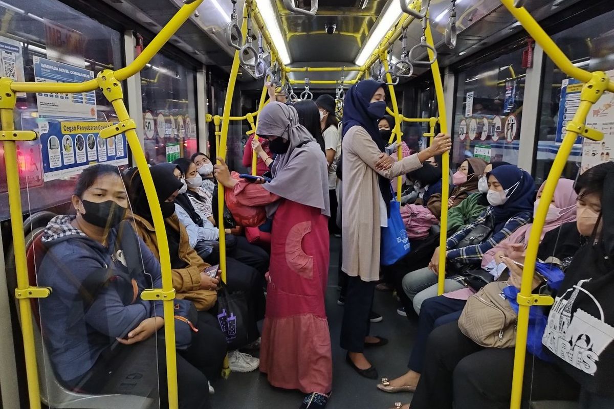 Penumpang Transjakarta. Foto : Ist