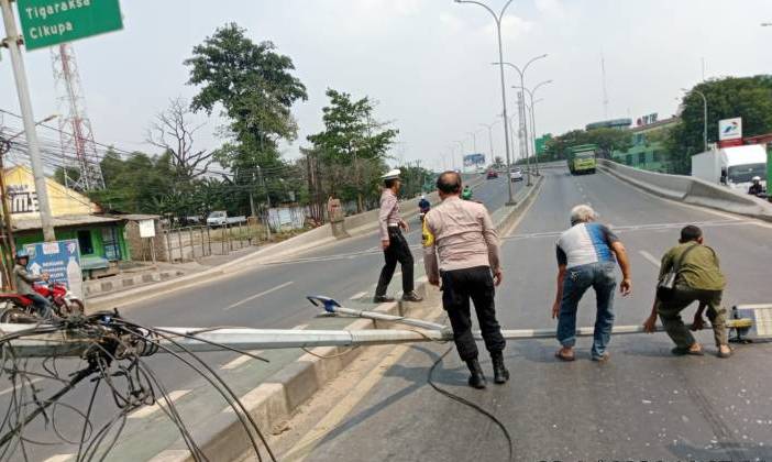 EVAKUASI: Petugas mengevakuasi tiang PJU yang roboh di Flyover Cibodas. ISTIMEWA