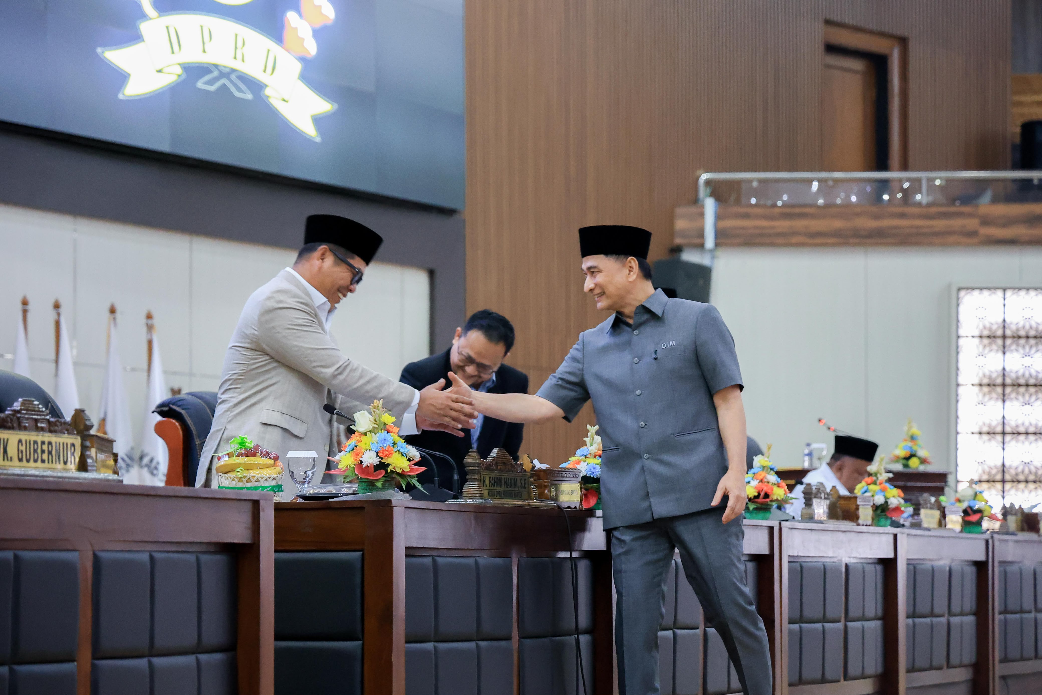 Wakil Gubernur Banten, Achmad Dimyati Natakusumah bersalaman dengan Ketua DPRD Banten, Fahmi Hakim dalam paripurna di Gedung DPRD Banten, Kamis (16/7/2026).(Istimewa)