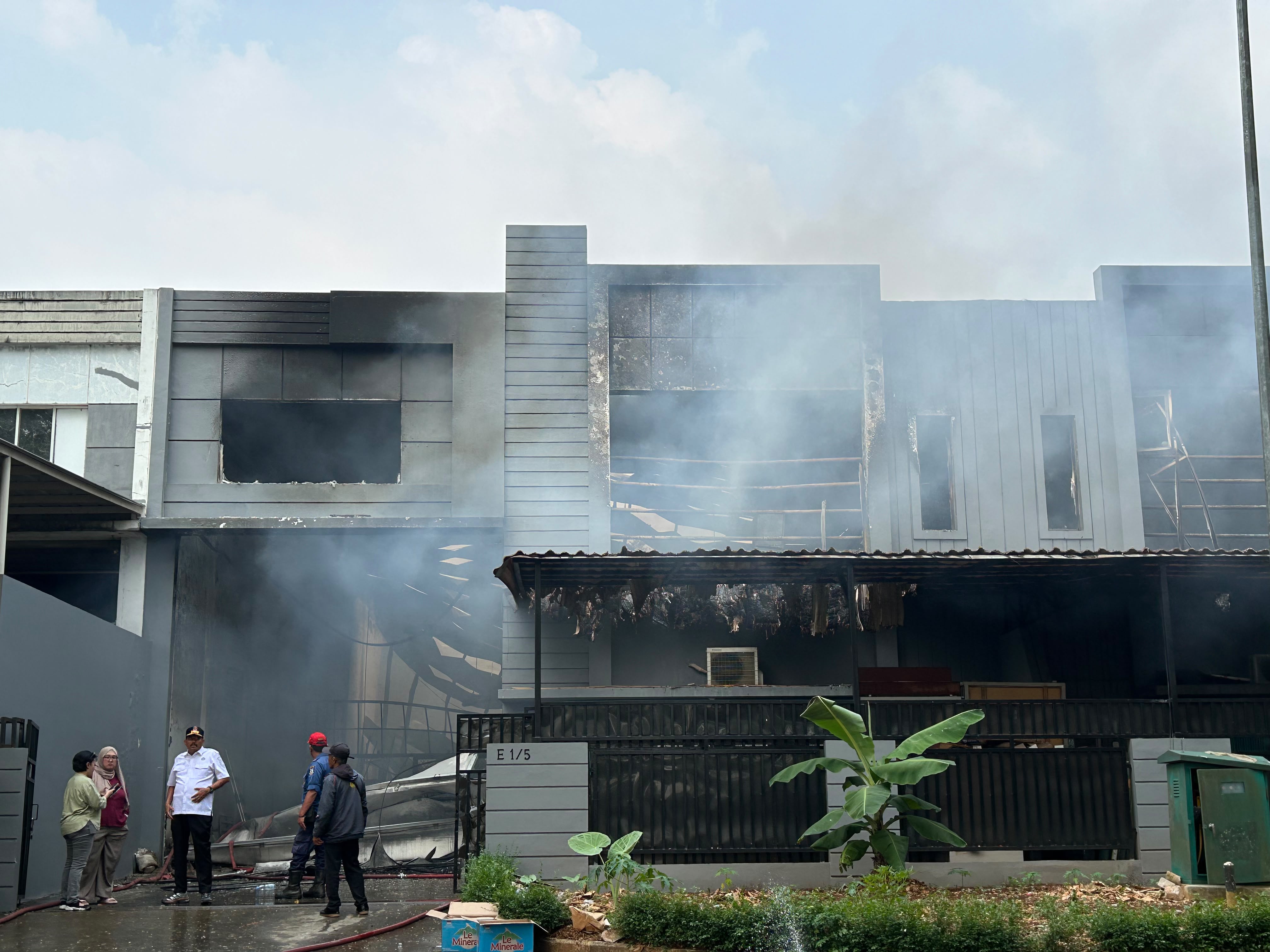 Kebakaran kawasan pergudangan di Taman Tekno BSD, Blok E1 Nomor 40, Kecamatan Setu, Kota Tangerang Selatan, Rabu (8/7) siang. (Ist)